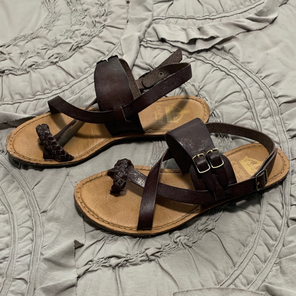 Crown Vintage brown flat strappy sandal size 7.